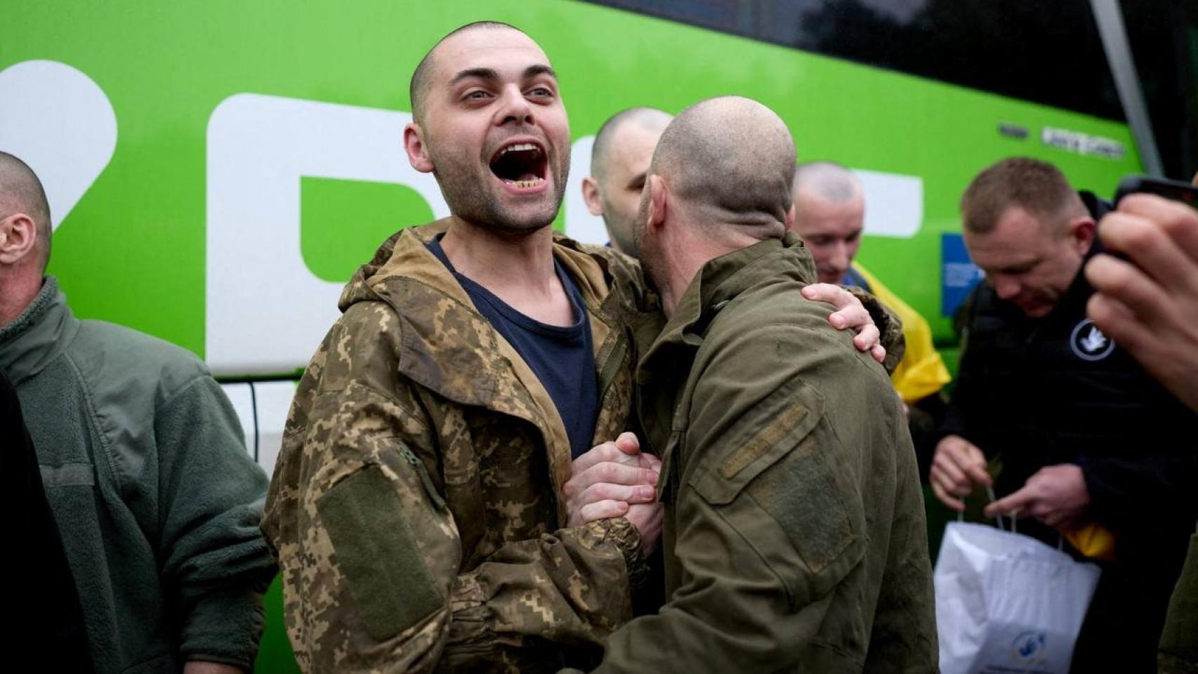 Prisioneros ucranianos intercambiados por rusos a su llegada a Ucrania, en imágenes intercambiadas por Volódimir Zelenski.