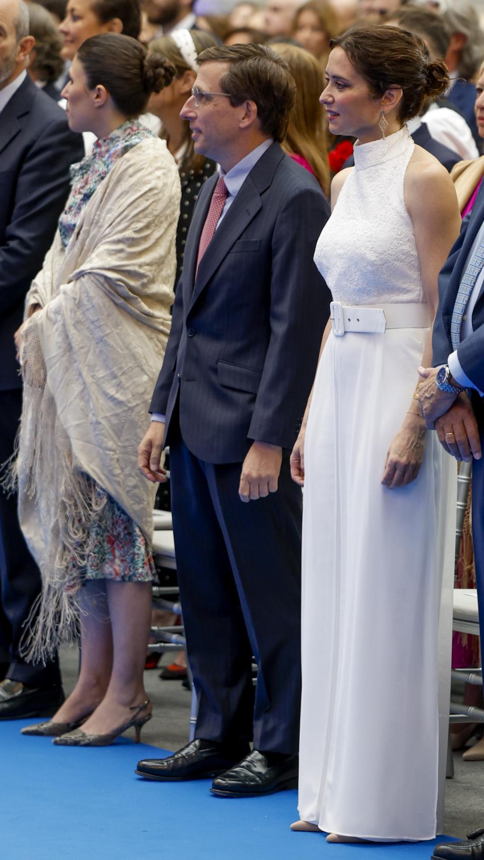Isabel Díaz Ayuso, presidenta de la Comunidad de Madrid, con el mono Aura.