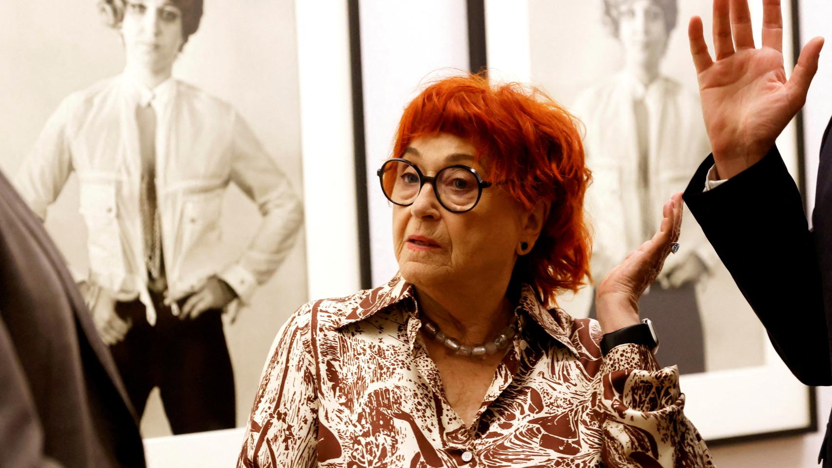 La artista Valie Export, ante los medios de comunicación antes de la inauguración de su exposición «VALIE EXPORT Retrospective» en el museo Albertina de Viena, en 2023. Foto: REUTERS/Leonhard Foeger/Foto de archivo