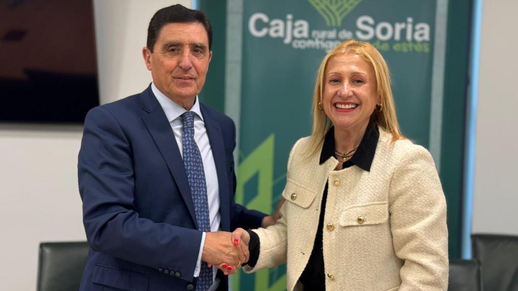 Carlos Martínez y Yolanda de Gregorio en la firma de renovación del convenio.