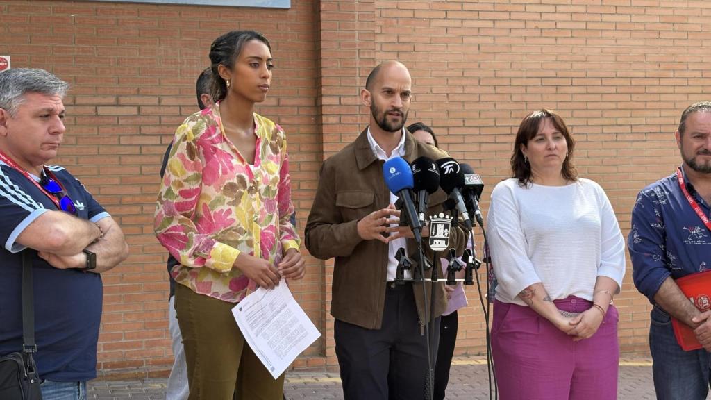 Representantes municipales, sindicales y políticos, durante la comparecencia