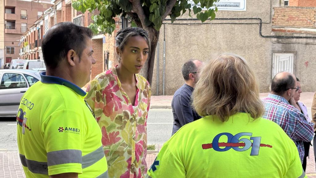 La representante municipal conversa con profesionales del servicio de urgencias durante la concentración