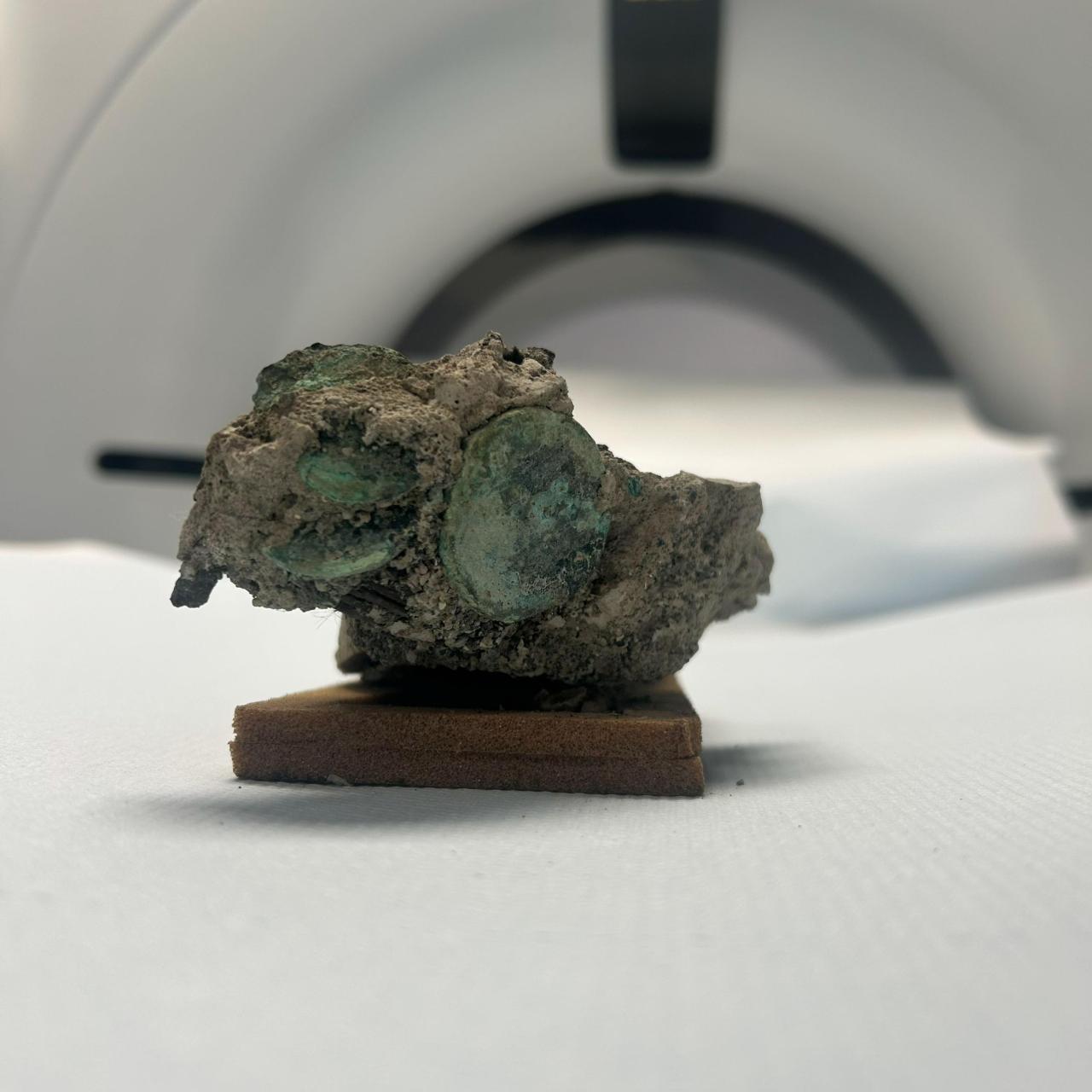 La bolsita con monedas que llevaba el médico romano.