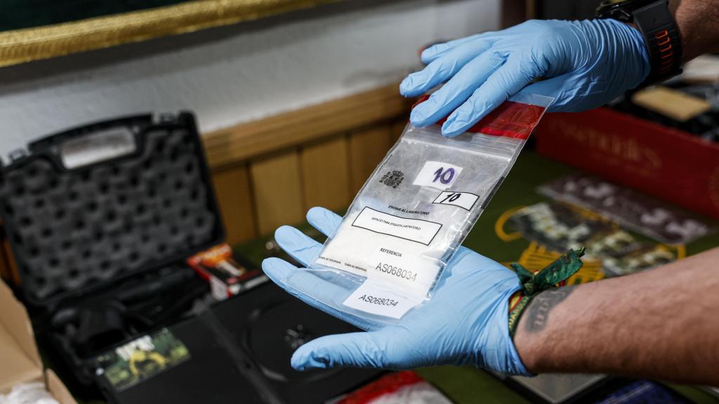 n agente de la Guardia Civil enseña una bolsa con una muestra de los mas de cuatro kilos de la droga 'flakka'. Efe / Manuel Bruque