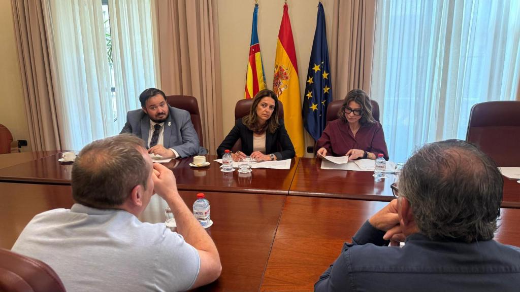 La consellera de Justicia, en el centro de la imagen, acompañada por José Tárrega y Carmen Uriol. GVA
