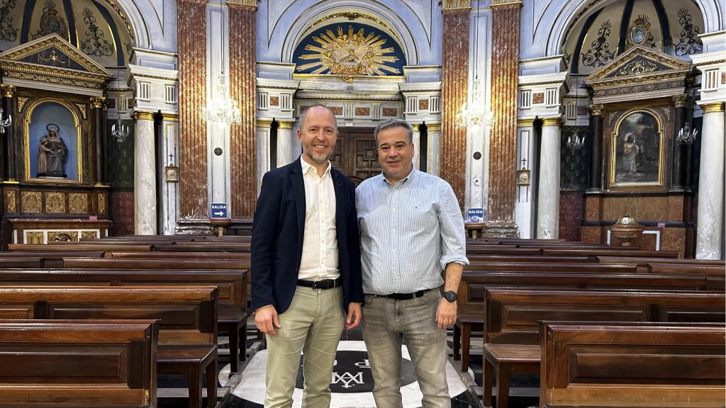 Luis Cortés y Paco Alemany en la iglesia. EE
