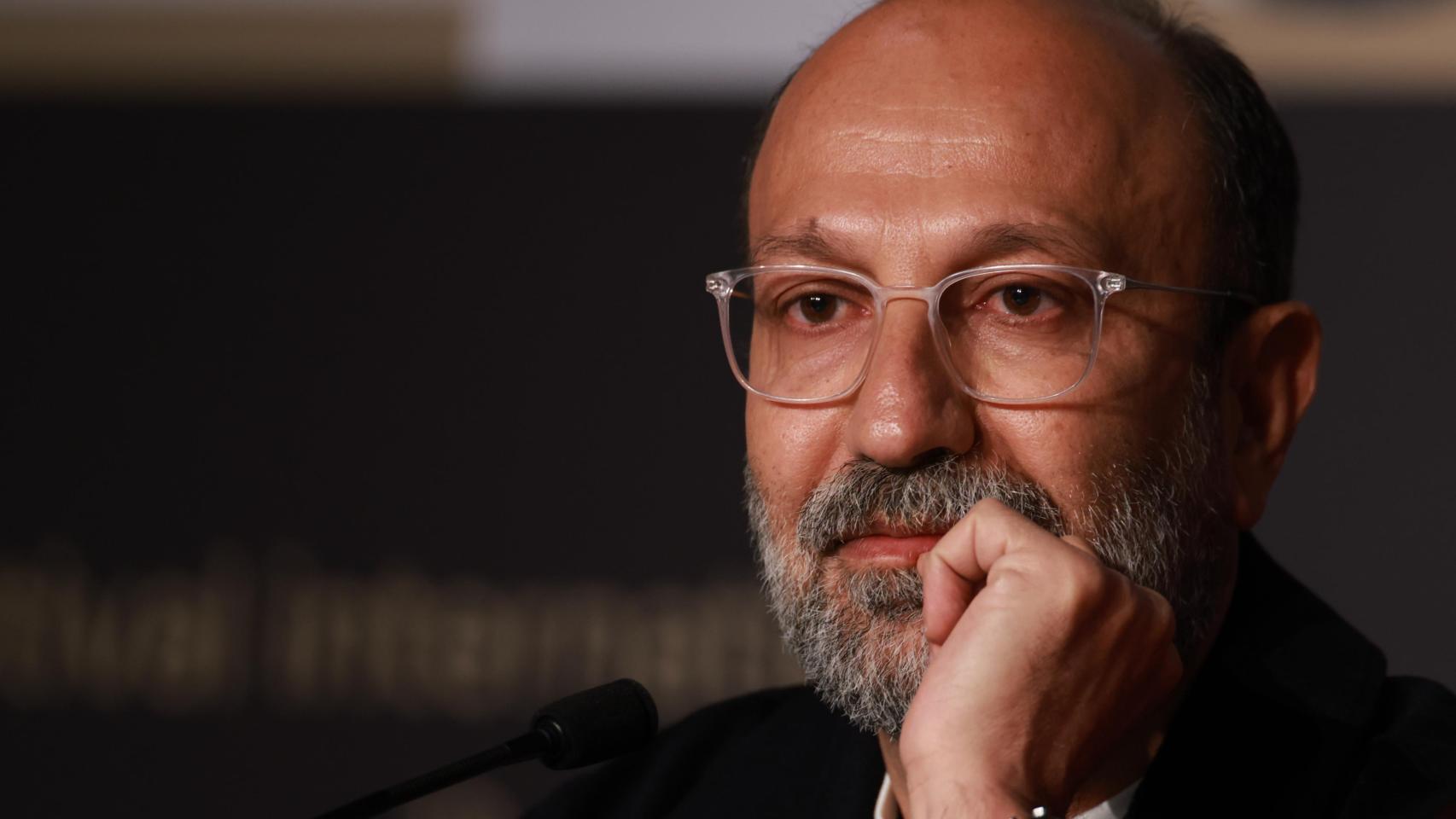 Asghar Farhadi en una rueda de prensa del Festival de Cannes 2026, en el que presenta la película 'Historias pararelas'. Foto: EFE/EPA/CLEMENS BILAN / POOL