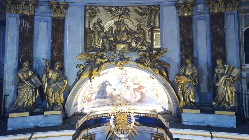 El altar de la iglesia. EE