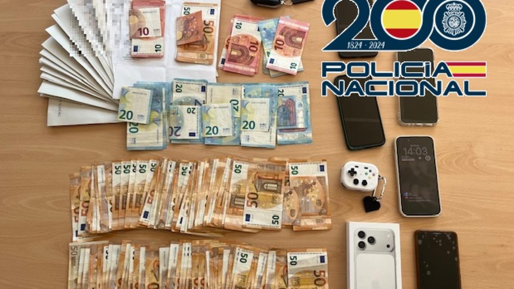 Imagen del dinero y los teléfonos intervenidos en la operación 'Balato'.