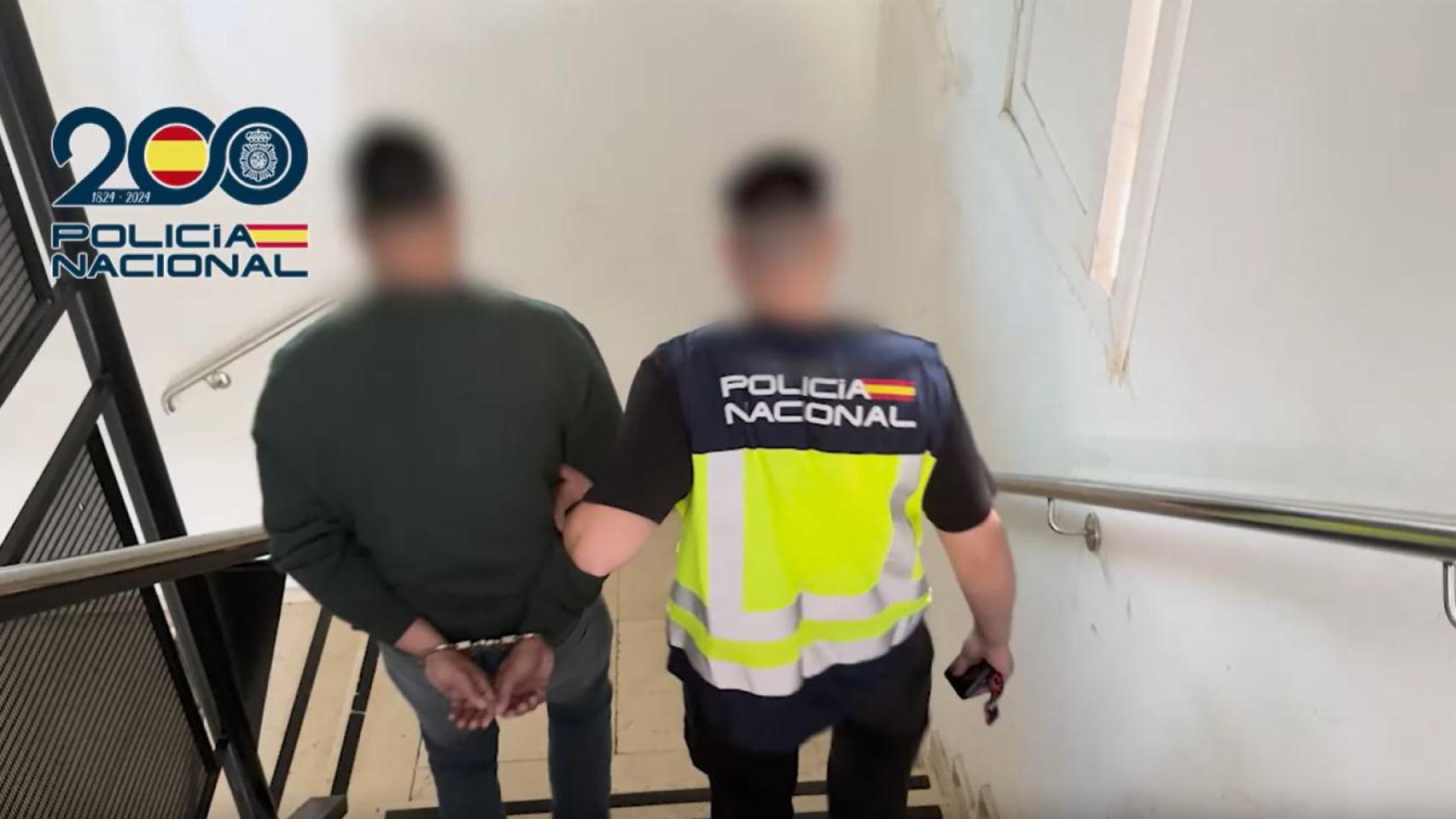 Uno de los detenidos junto a un agente de policía- Imagen cedida por la Policía Nacional.