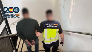 Uno de los detenidos junto a un agente de policía- Imagen cedida por la Policía Nacional.