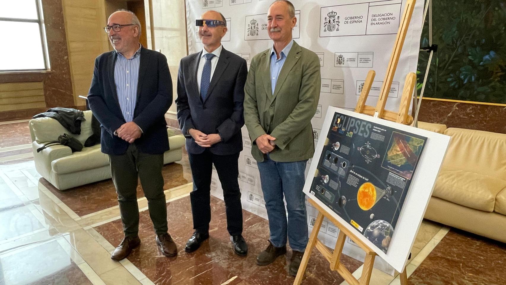 El delegado del Gobierno, Fernando Beltrán (en el medio), antes de participar en una reunión del dispositivo especial previsto para el eclipse de agosto