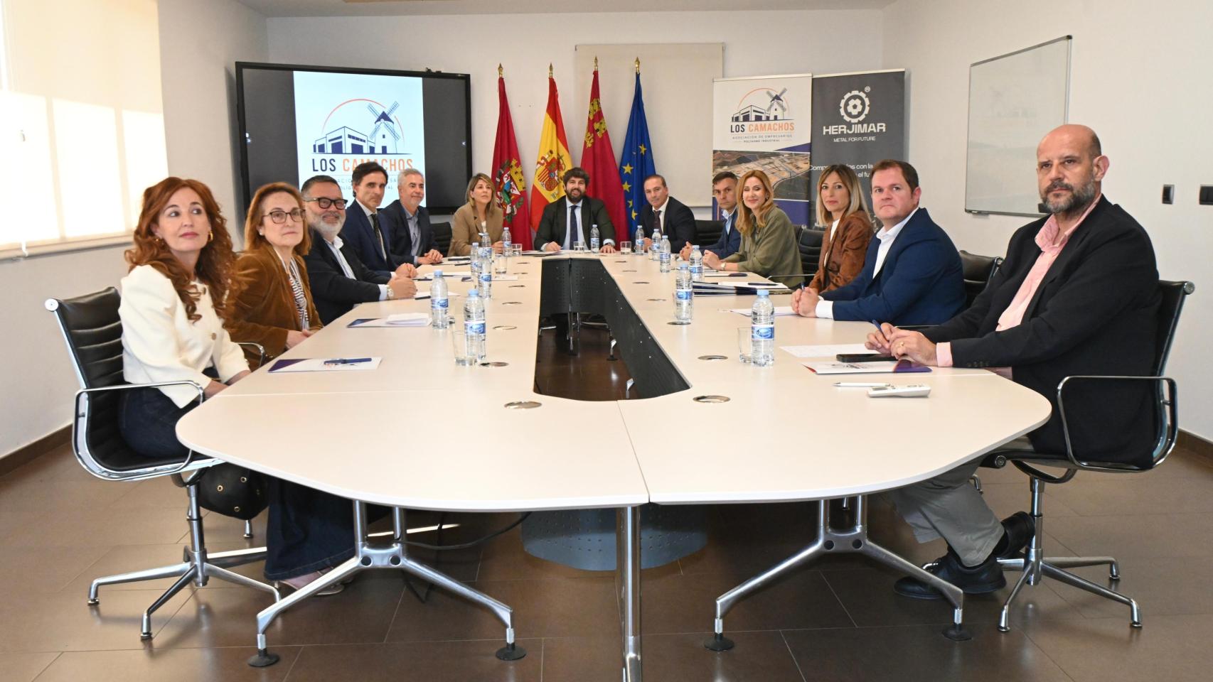 Reunión de trabajo entre el presidente de la Comunidad, Fernando López Miras, y la junta directiva de la Asociación de Empresarios del Polígono Industrial Los Camachos