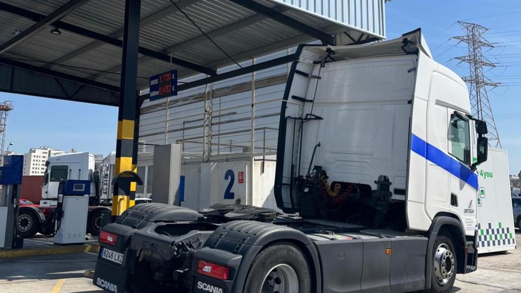 Un vehículo pesado esperando su inspección en las instalaciones de SITVAL