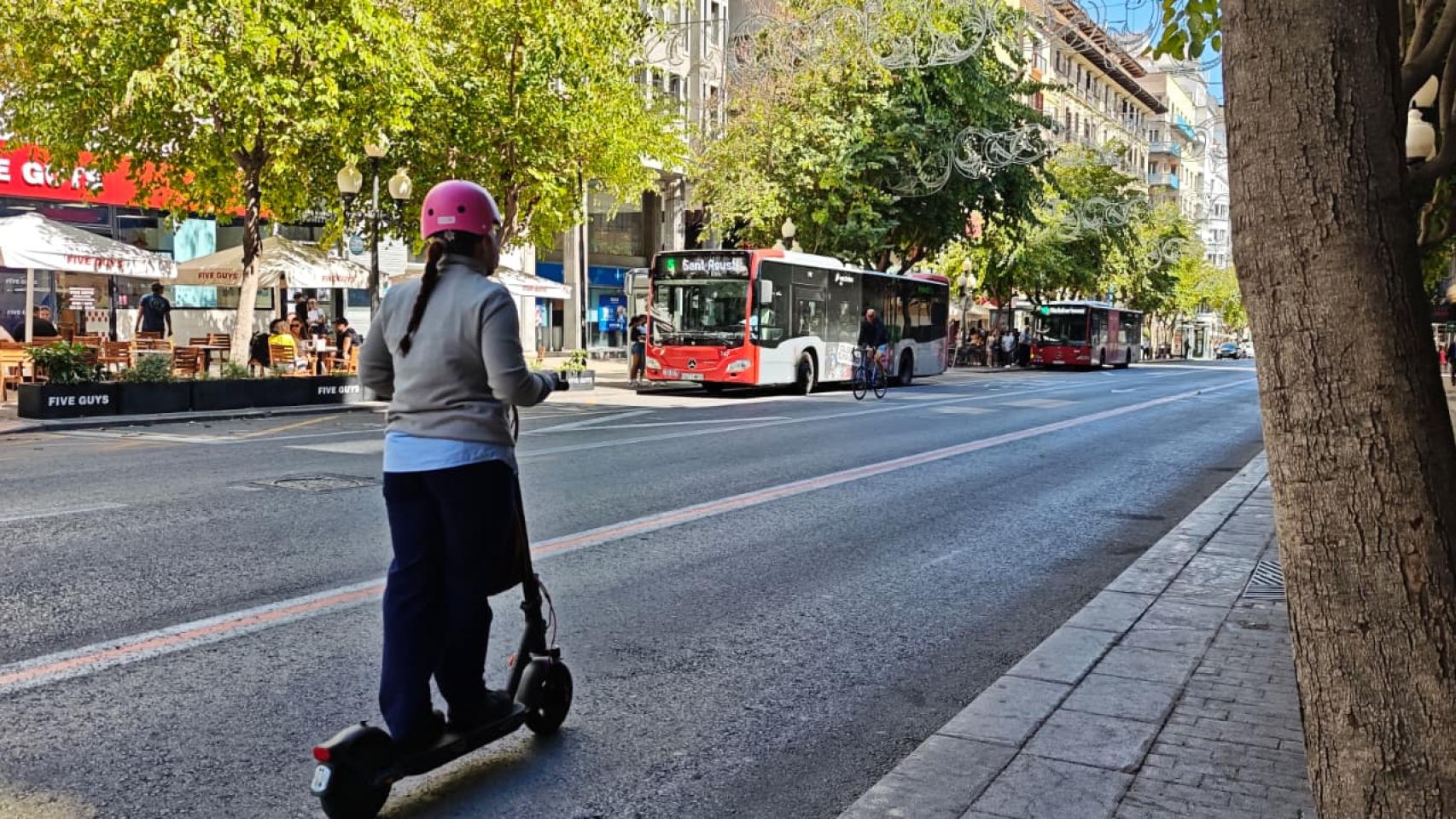 Una usuaria con un patinete eléctrico esta semana en la Rambla de Alicante.