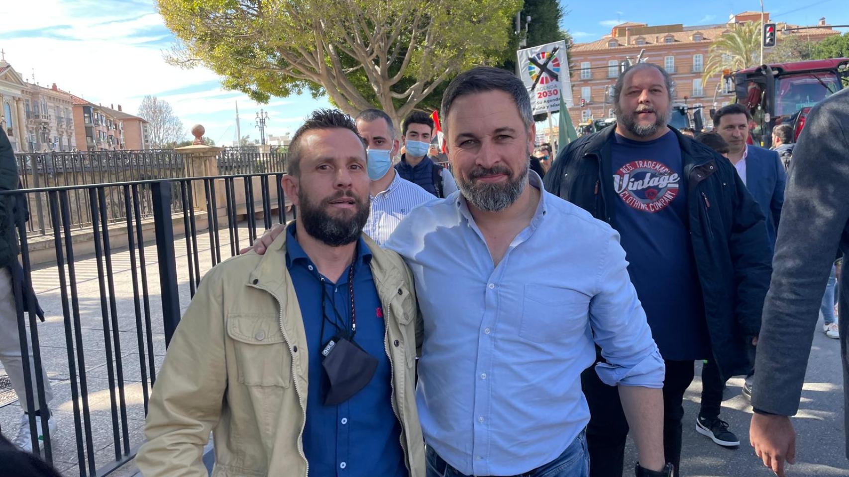 José Joaquín Arias, en el año 2022 en Murcia, junto a Santiago Abascal, presidente estatal de Vox.