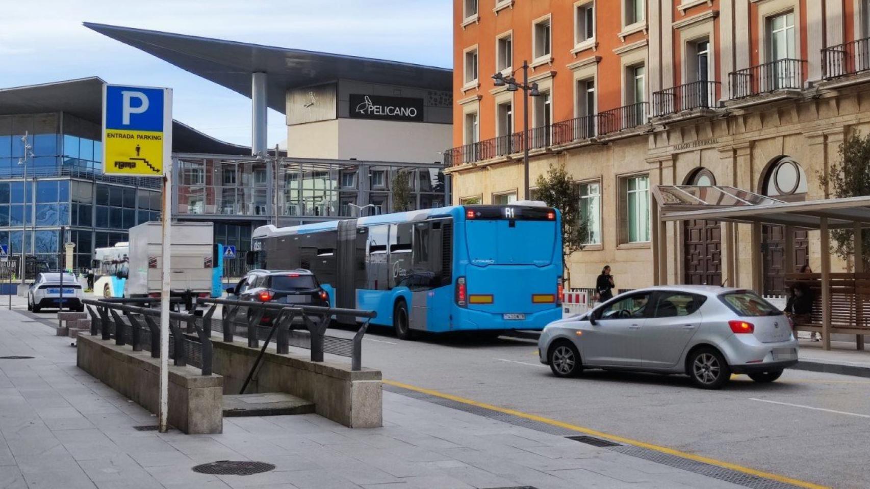 Dos autobuses, una camioneta, un taxi y dos turismos junto al teatro Colón en Los Cantones, en la nueva calle con paradas de bus interurbano.