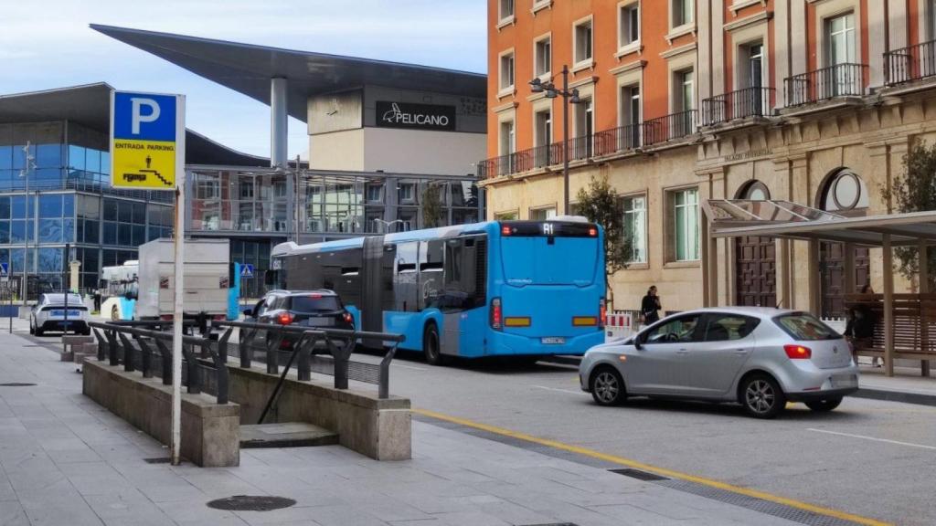 Dos autobuses, una camioneta, un taxi y dos turismos junto al teatro Colón en Los Cantones, en la nueva calle con paradas de bus interurbano.