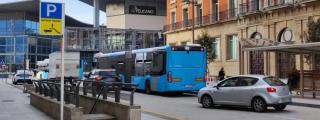 Dos autobuses, una camioneta, un taxi y dos turismos junto al teatro Colón en Los Cantones, en la nueva calle con paradas de bus interurbano.