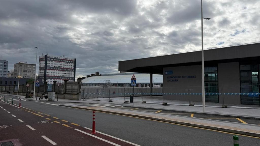 Nueva estación de autobuses en la reformada avenida de A Sardiñeira.