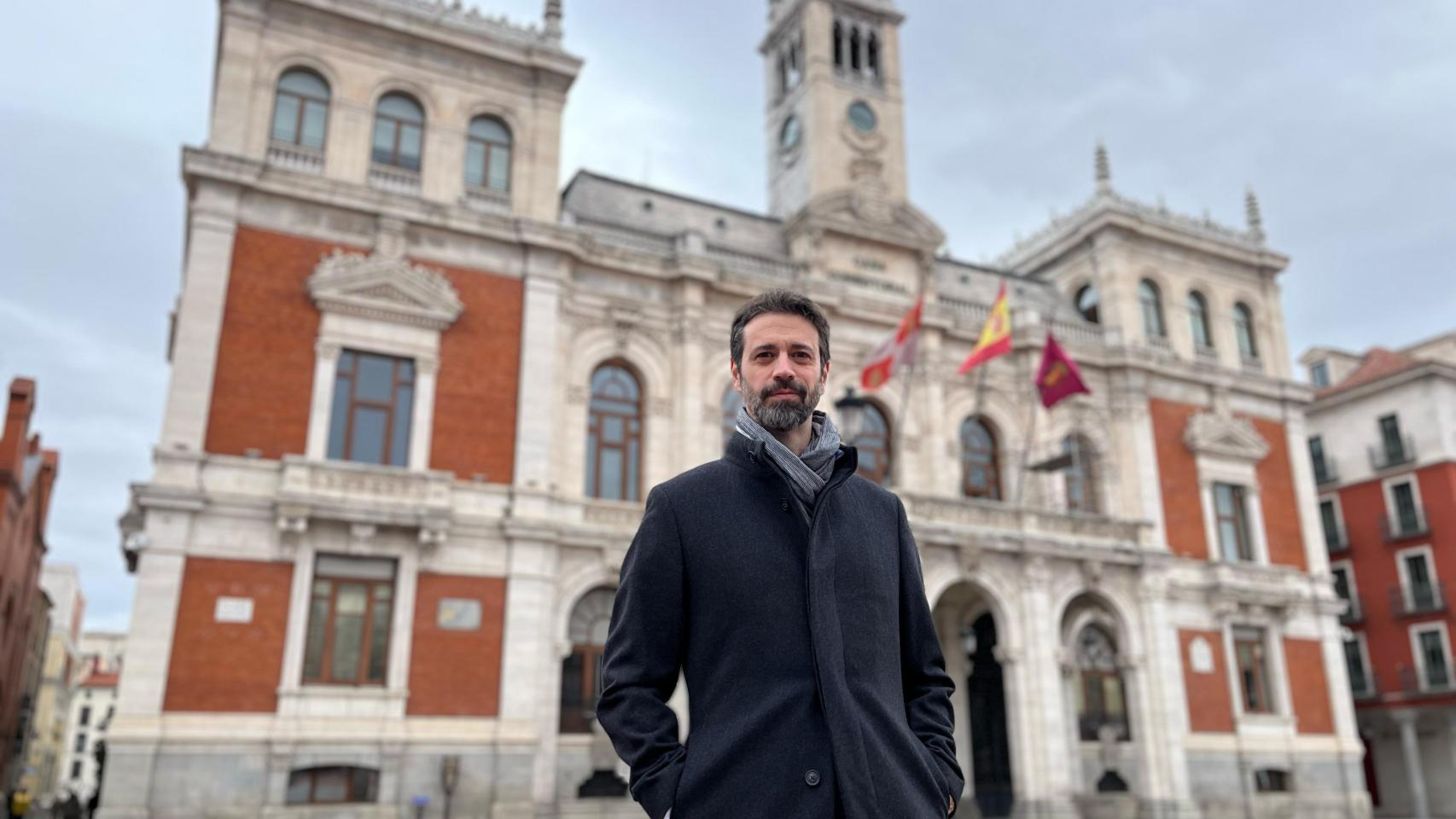 Javier Calles, el argentino que lidera la iniciativa popular para convertir a Valladolid en Ciudad Patrimonio de la Humanidad, en la Plaza Mayor