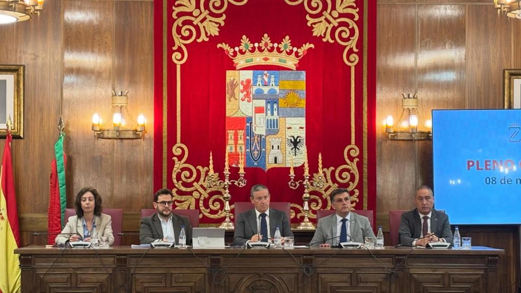 Mesa presidencial del Pleno de la Diputación de Zamora.