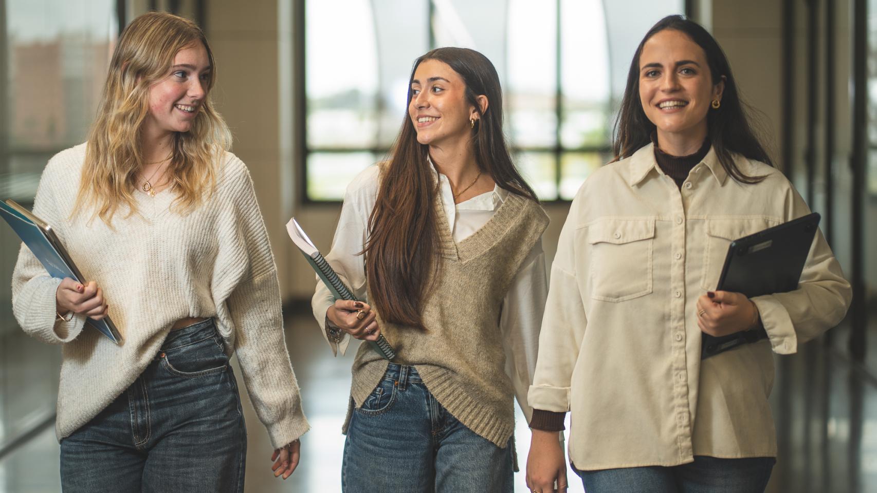 Imagen de alumnas de la Universidad Loyola. 