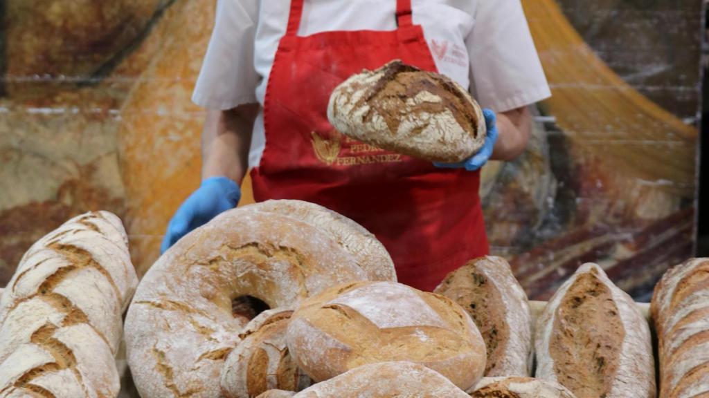 Mªdel Carmen y algunos de los panes que elabora en su panadería
