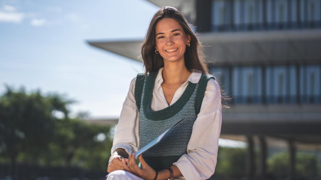 Imagen de una alumna de la Universidad Loyola.