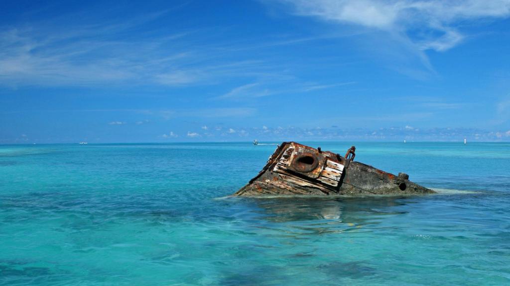Barco varado en el mar.