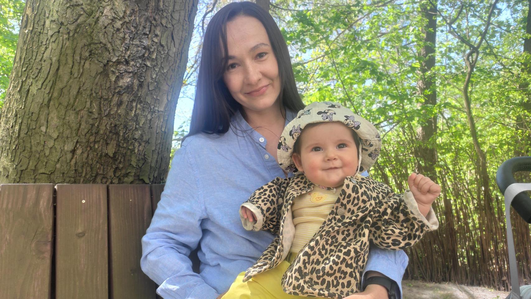 Irina Farion, viuda de 40 años, junto a su hija Oleksandra, nacida casi tres años después de la muerte del padre de la niña en la defensa contra Rusia