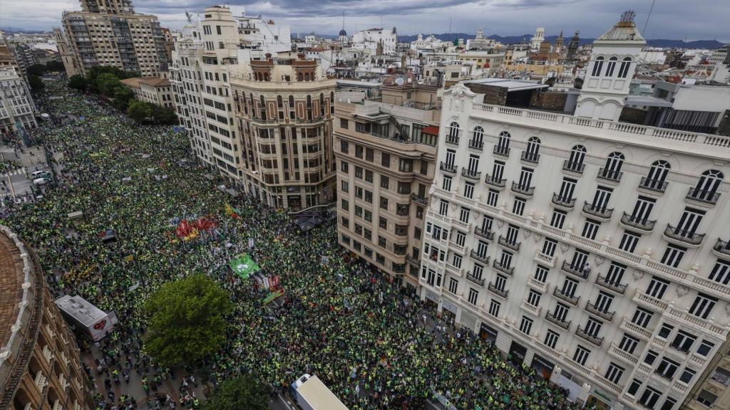 Manifestantes en el centro de Valencia. Rober Solsona / EP