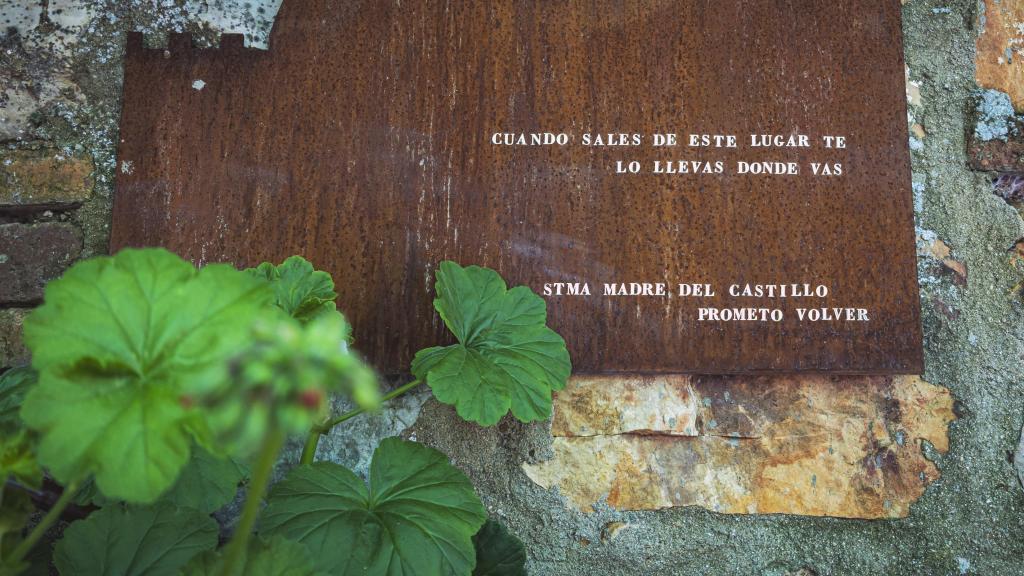 Placa situada en la Ermita de la Virgen del Castillo en Chillón que invita a volver a esta comarca.