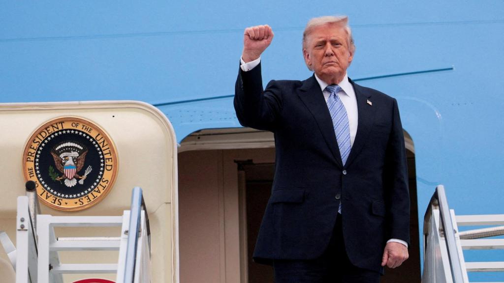 Donald Trump subiendo al Air Force One antes de abandonar China.
