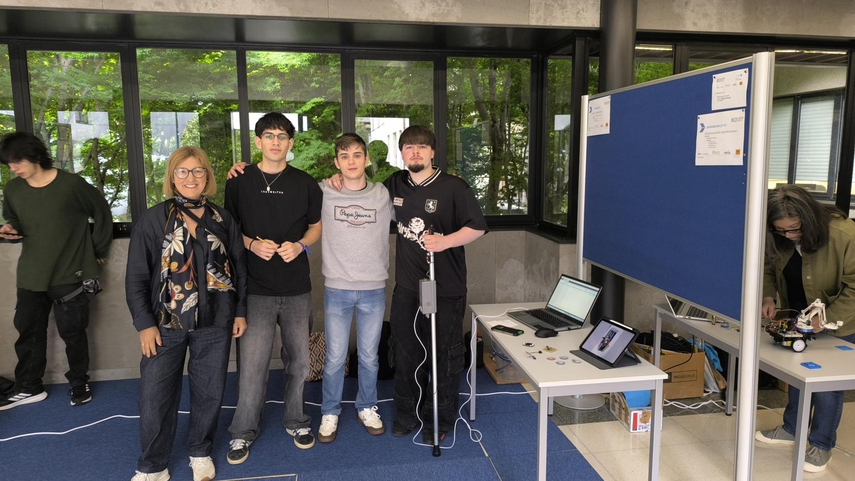 Tres estudiantes de Vigo crean un bastón inteligente que llama a emergencias y detecta caídas