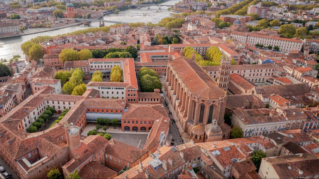 El rojo o rosado es el color que marca el centro de Toulouse, por la arcilla del Garona.