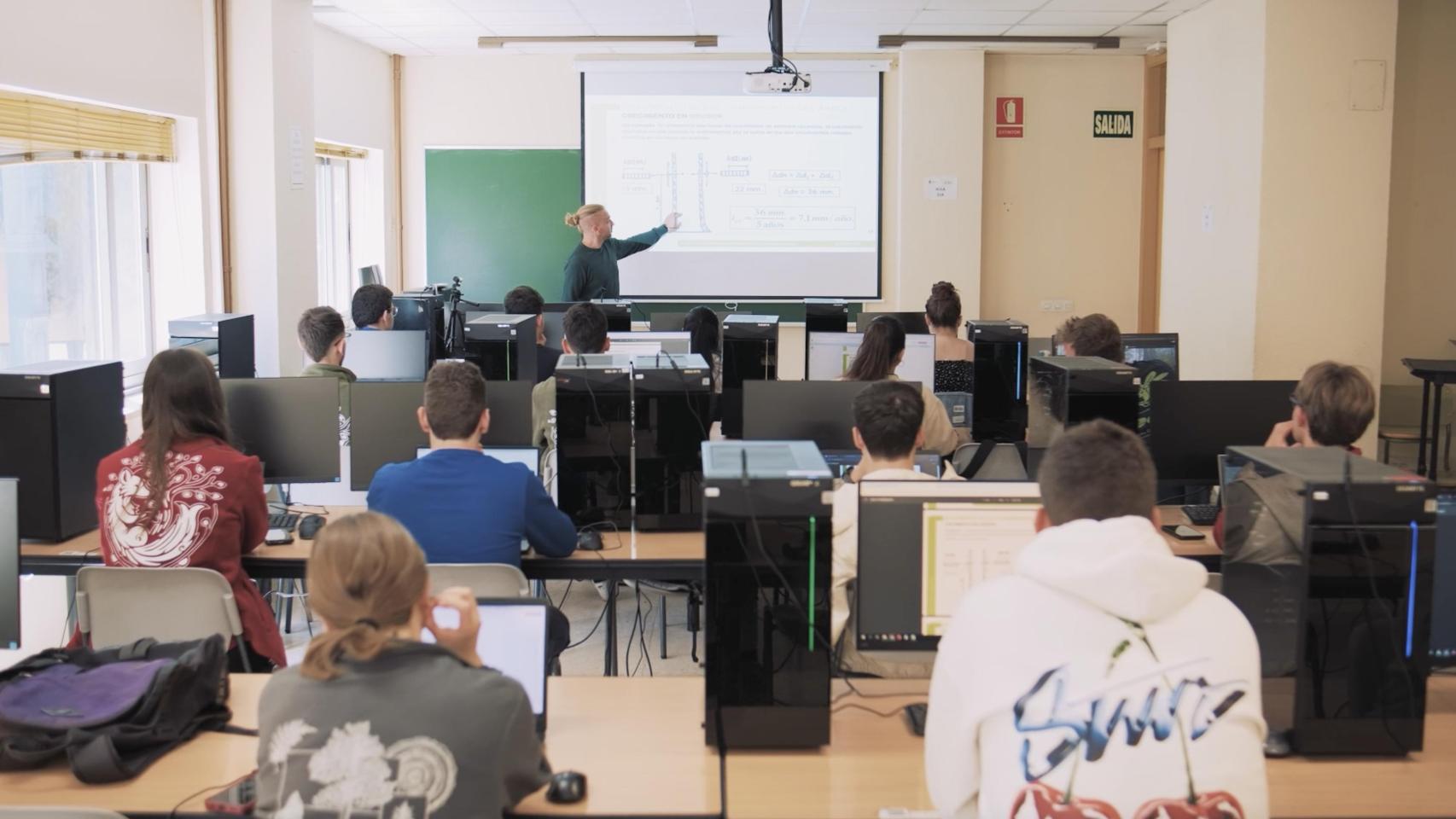 Una clase del profesor Víctor Fernández en el Grado en Ingeniería Forestal y del Medio Natural, en el Campus de Ponferrada de la Universidad de León