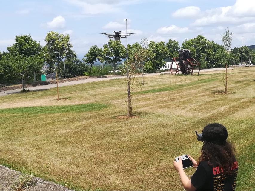 Una alumna del Grado en Ingeniería en Geotecnologías y Topografía con un dron en los jardines del Campus de Ponferrada de la Universidad de León
