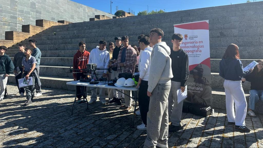 Un grupo de alumnos del Grado en Ingeniería en Geotecnologías y Topografía