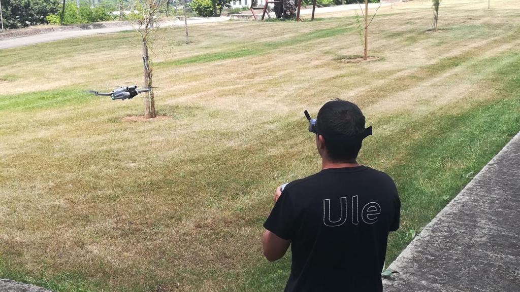 Un alumno del Grado en Ingeniería en Geotecnologías y Topografía con un dron en el Campus de Ponferrada de la Universidad de León