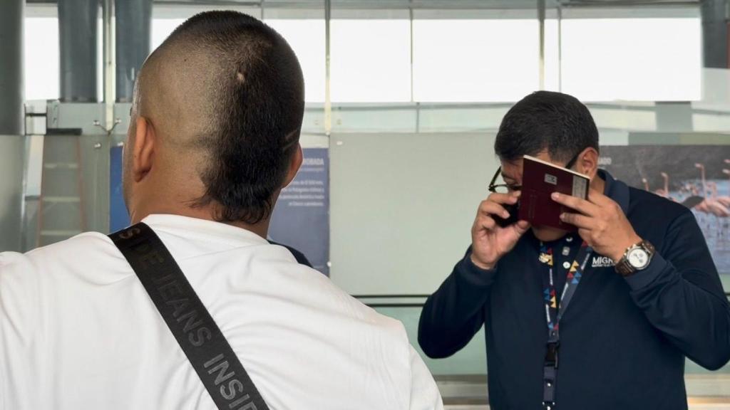 Verificación de documentos por parte de agentes de Migración Colombia.