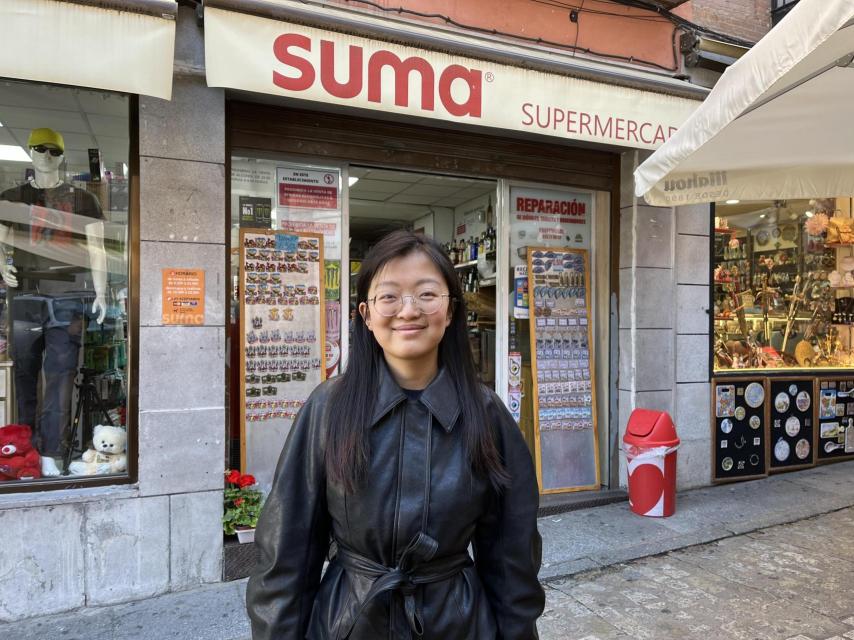 Susi y de fondo el supermercado de su familia en la plaza de la Magdalena.