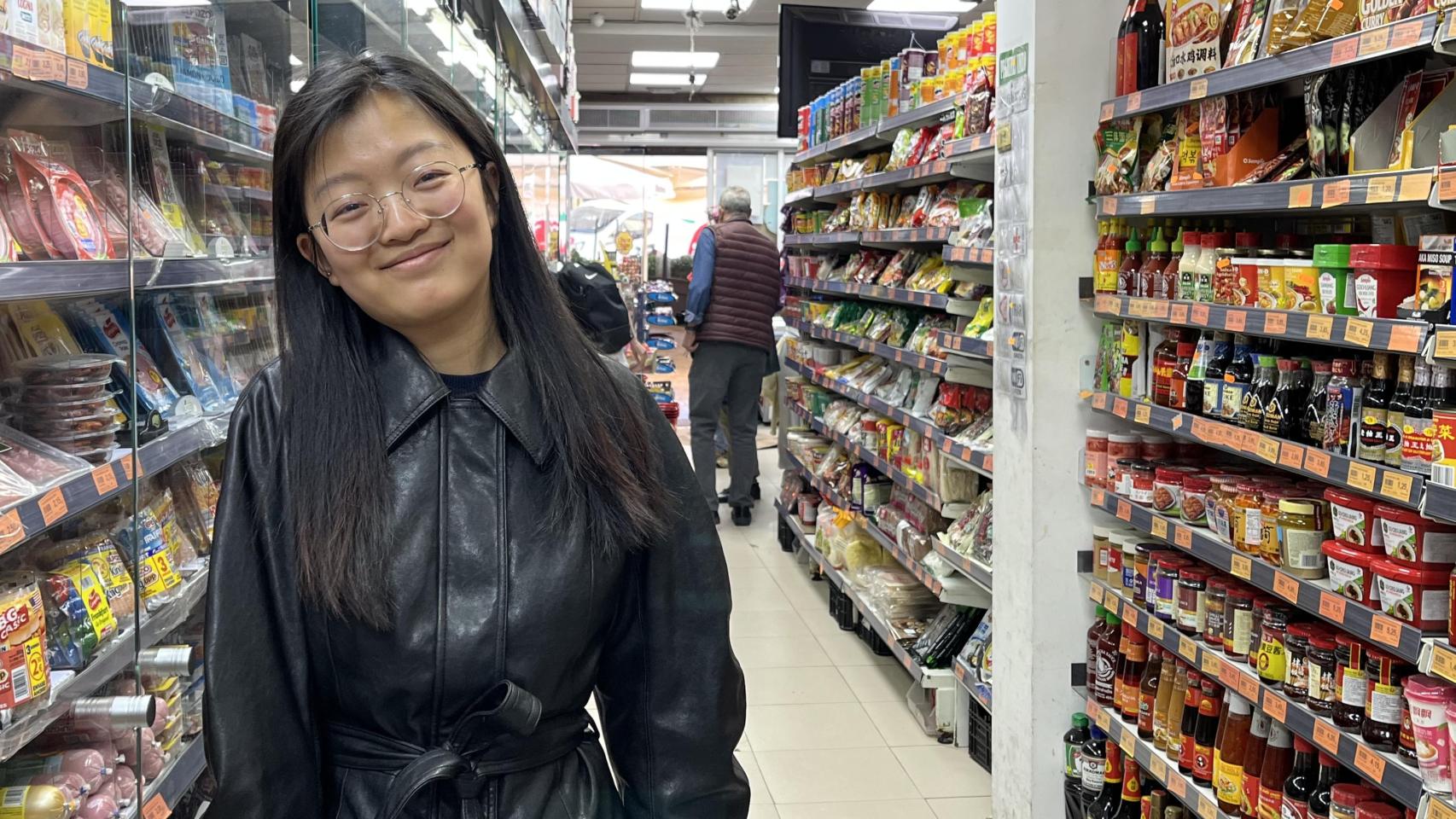 Susi en uno de los pasillos de Supermercado Suma, el bazar asiático que regenta su familia en Toledo.