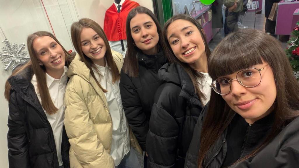 Paula Suárez Basalo con sus amigas.