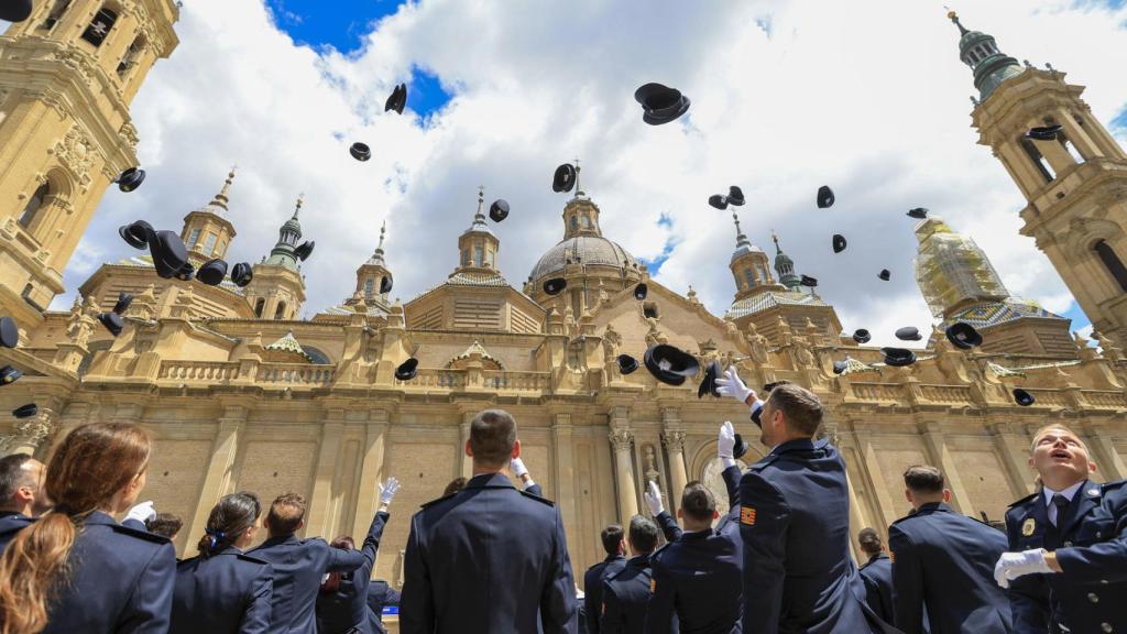 Lanzamiento de gorras en la entrega de despachos de la Policía Local de Zaragoza
