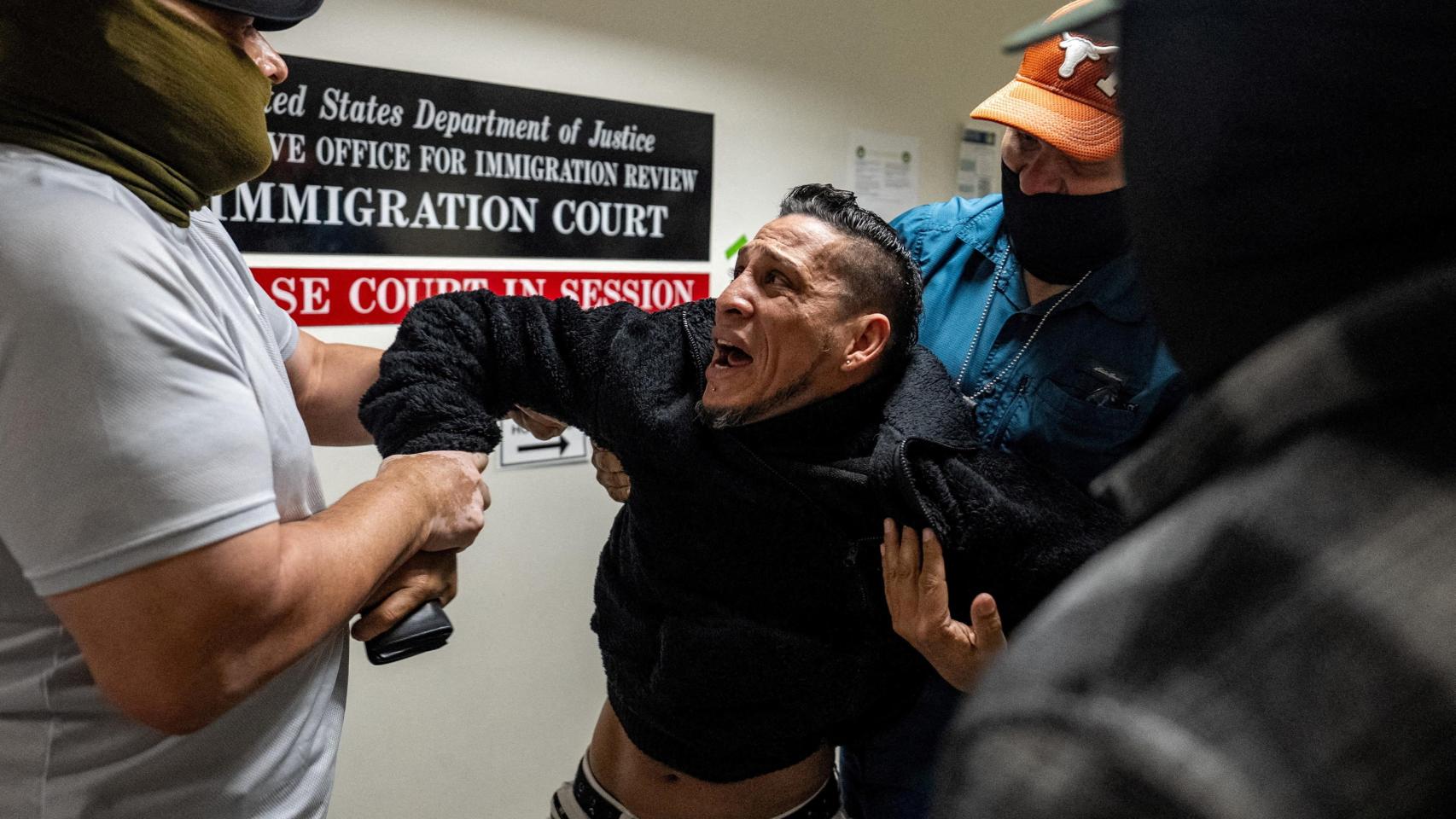 Agentes del ICE detienen a un inmigrante a la salida de una vista judicial de inmigración. 
