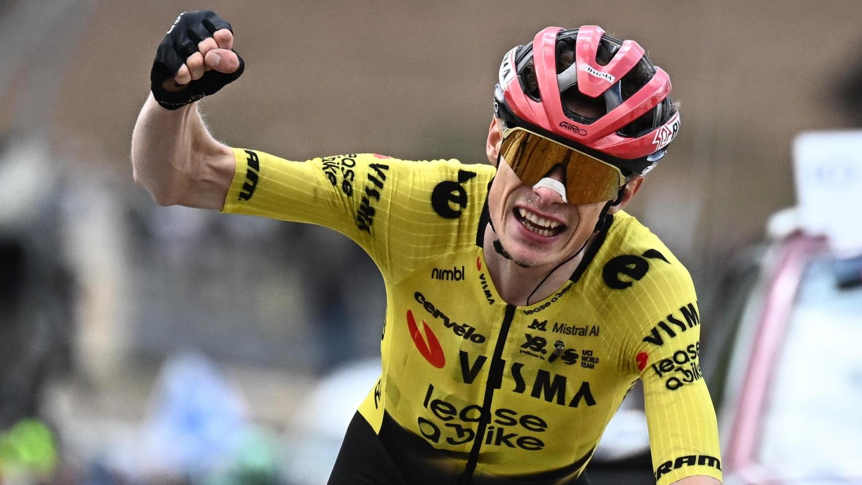 Vingegaard celebra su victoria en la etapa 7 del Giro de Italia. 