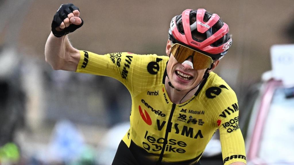 Vingegaard celebra su victoria en la etapa 7 del Giro de Italia. 