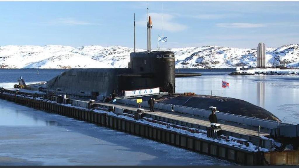 El submarino nuclear ruso K-114 Tula, fotografiado en su base de la Flota del Norte en Múrmansk en 2012. Distintas fuentes abiertas especializadas en defensa han vinculado el reactor naval VM-4SG —mencionado en la investigación sobre el Ursa Major— con submarinos de esta familia.