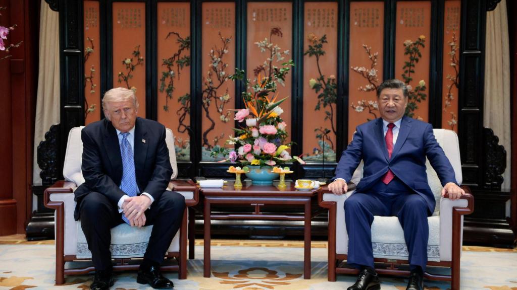 Donald Trump y Xi Jinping posan sentados en el Zhongnanhai.